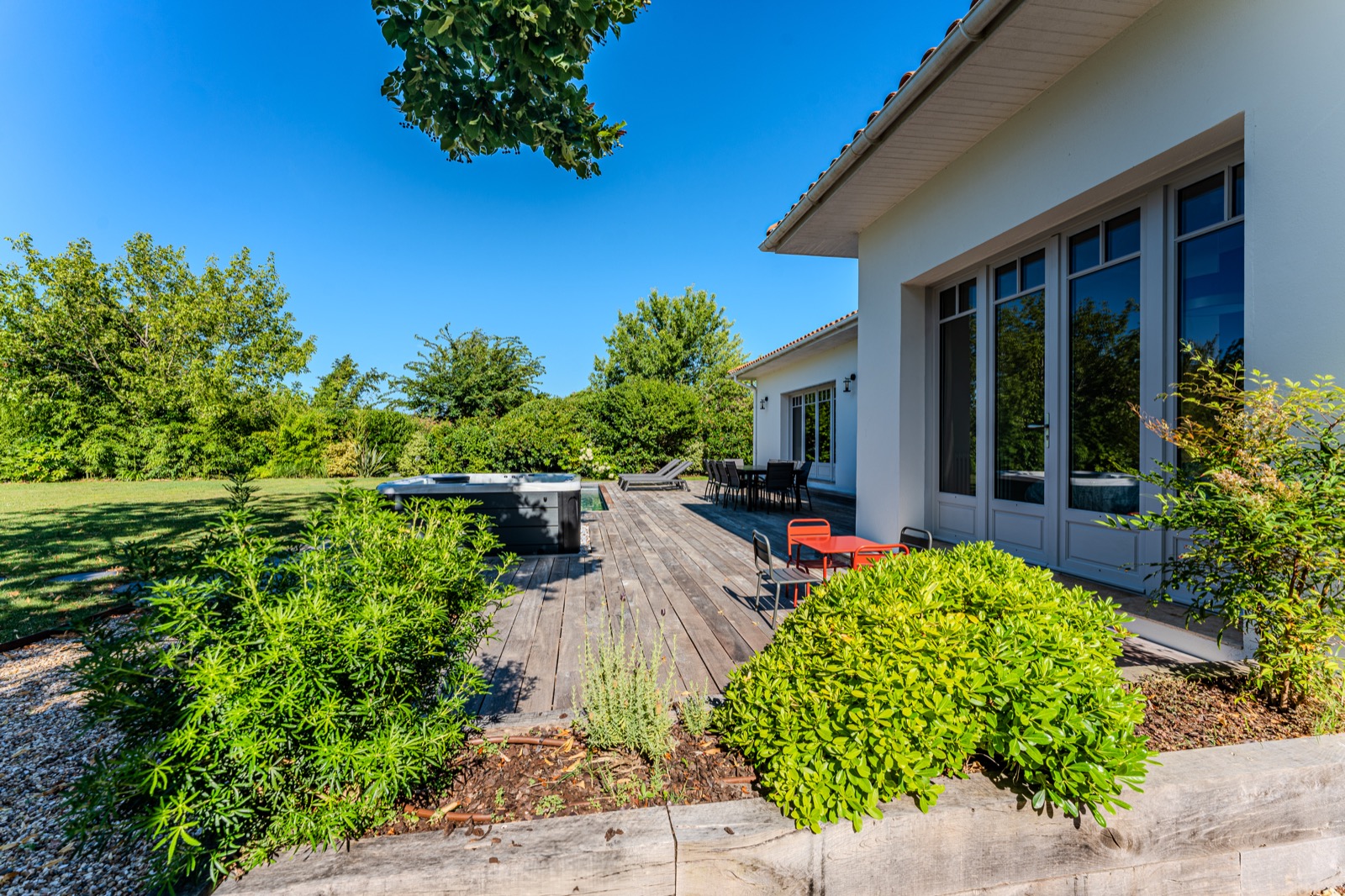 Ossature bois vs béton : quelle technique pour surélever à Bordeaux ?